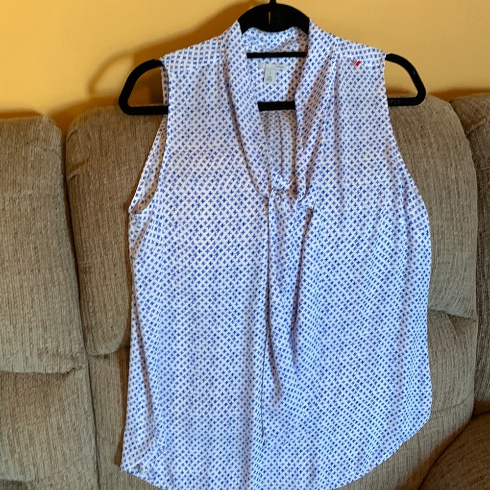Halogen blue and white quadrfoil pattern flowy top w neck tie sleeveless top szM